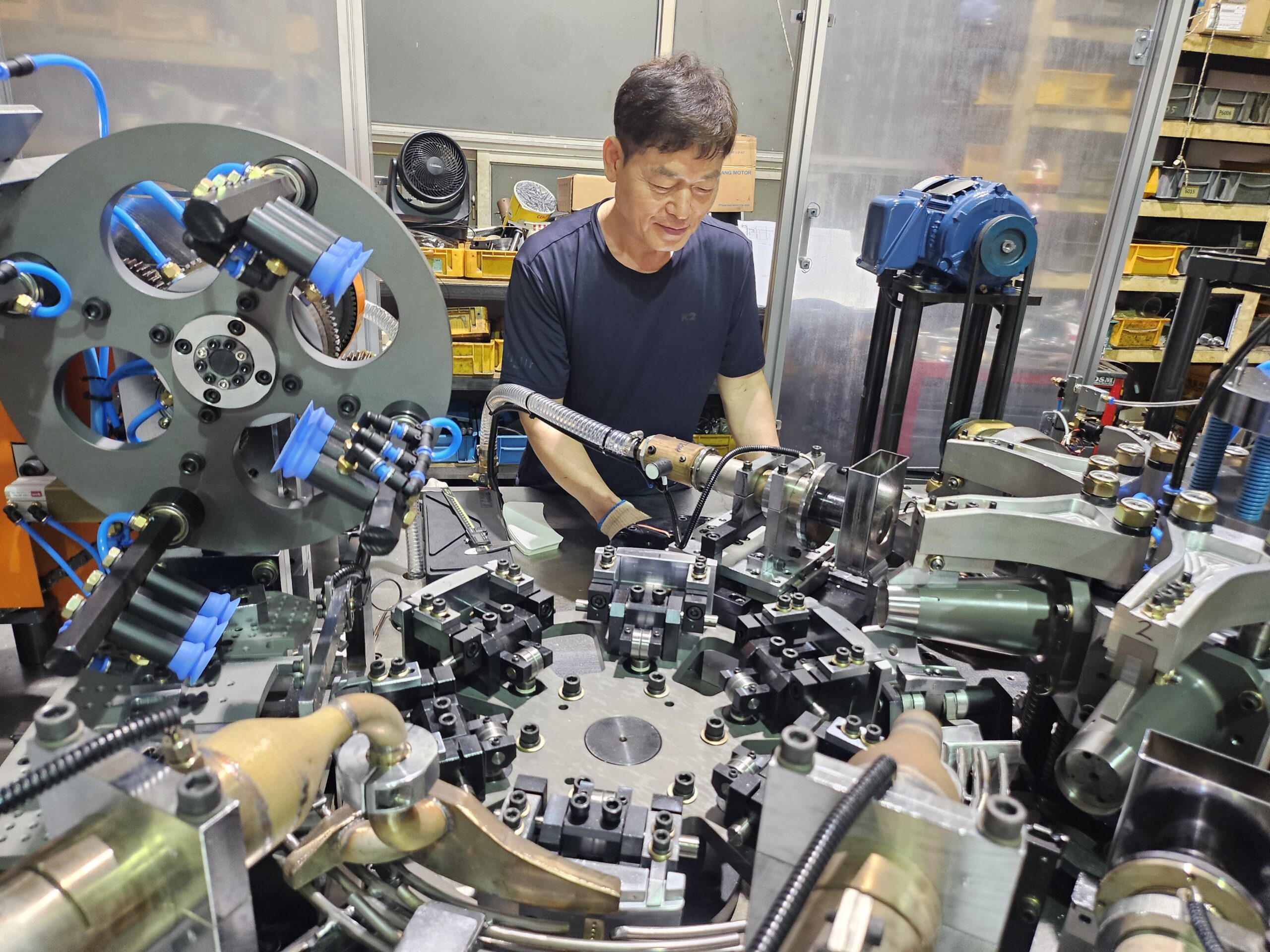 Engineer in charge of maufacturing high speed paper cup machine WSGP1700