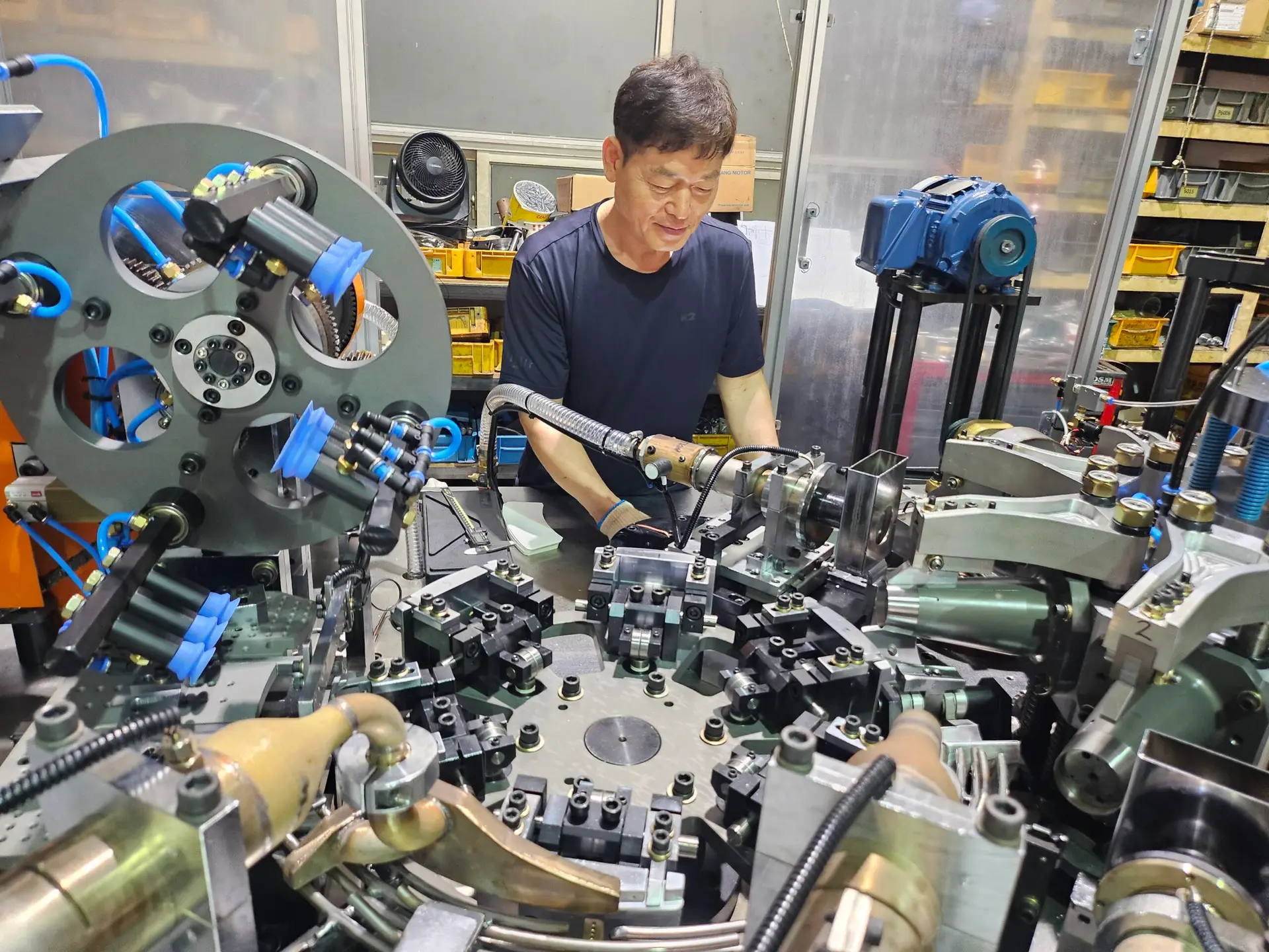 WOOSUNG Machinery engineer assembling the WSGP1700 high speed paper cup forming machine at the factory